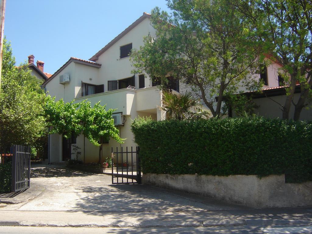 Apartments Tena With Private Parking Pula Exterior photo